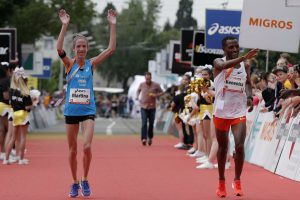 Leichtathletik - Grand Prix GP Bern 2018; Die Sieger Martina Strähl (SUI) links und  Kenenisa Bekele (ETH) werden im Ziel vom Publikum gefeiert. © Christian Pfander
