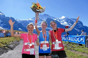 INTERLAKEN, 8SEP18 - Blumen fuer die Siegerinnen: Die Erste Martina Straehl (M, Schweiz), die Zweite Michelle Maier (L, Deutschland) und die Dritte Michela Segalada (R, Schweiz) freuen sich ueber ihren Erfolg. Impression von der 'Flower Ceremony' des 26. Jungfrau-Marathon am 8. September 2018 auf der Kleinen Scheidegg. Impression of the 26th Jungfrau Marathon in Interlaken, Switzerland, September 8, 2018. swiss-image.ch/Photo Remy Steinegger